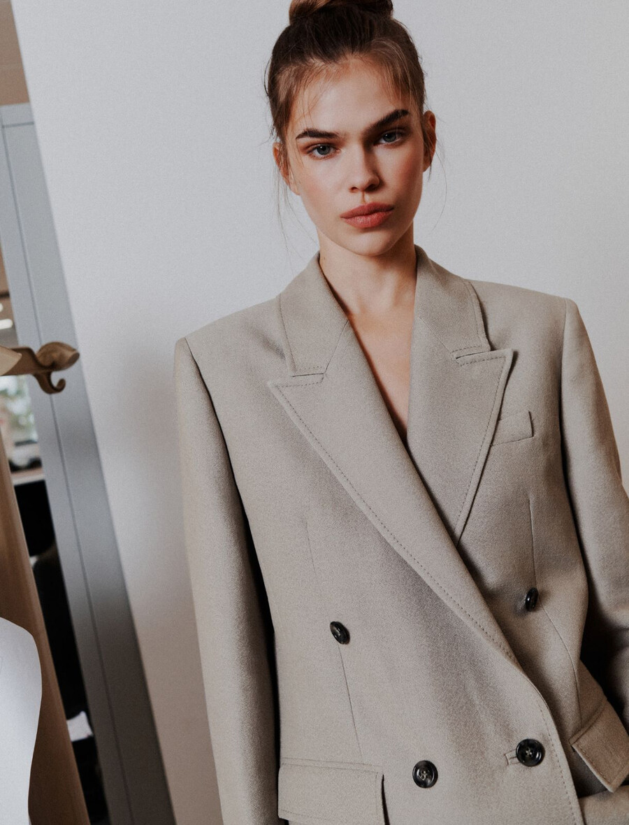 oversized-blazer im dekonstruierten stil – hellgrau