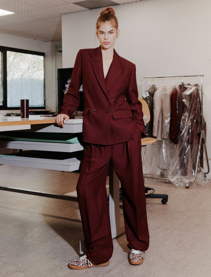 oversized-blazer im dekonstruierten stil – bordeaux
