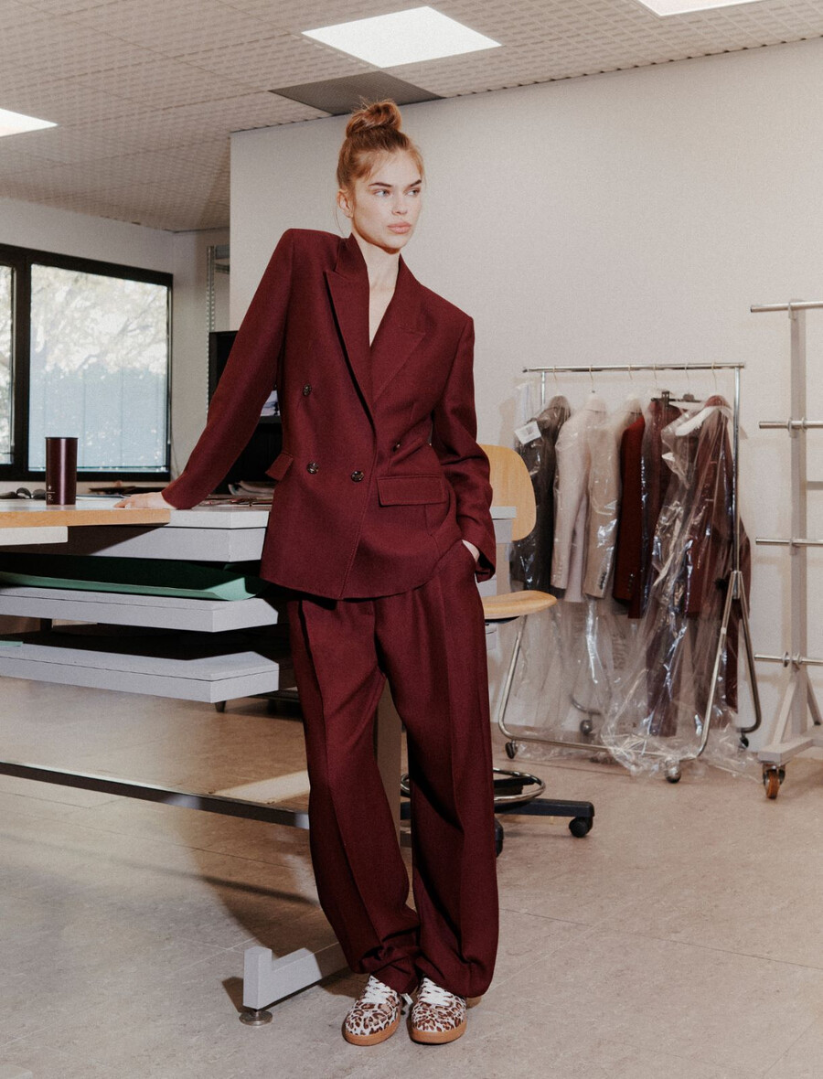 oversized-blazer im dekonstruierten stil – bordeaux