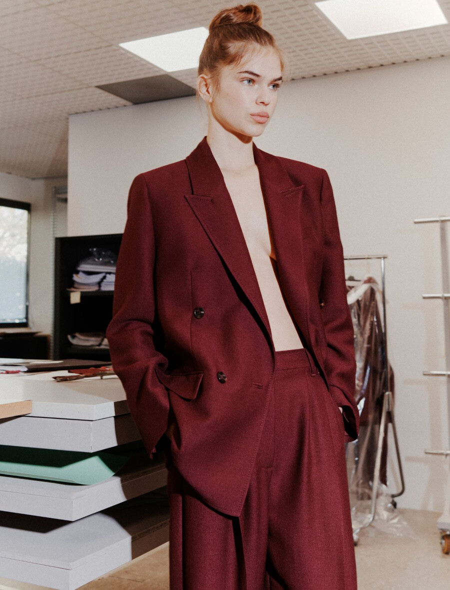 oversized-blazer im dekonstruierten stil – bordeaux