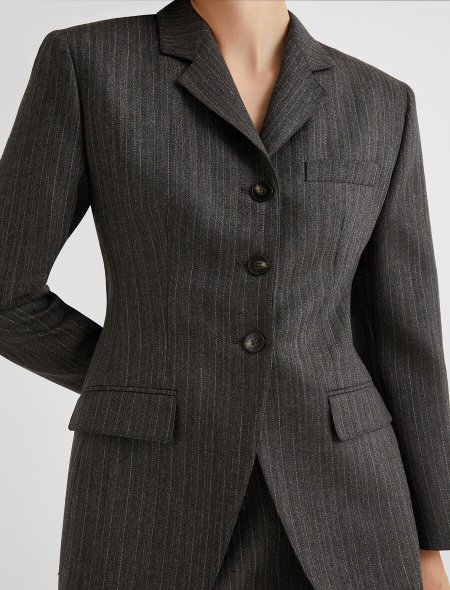 schmal geschnittener dreiknopf-blazer – braun