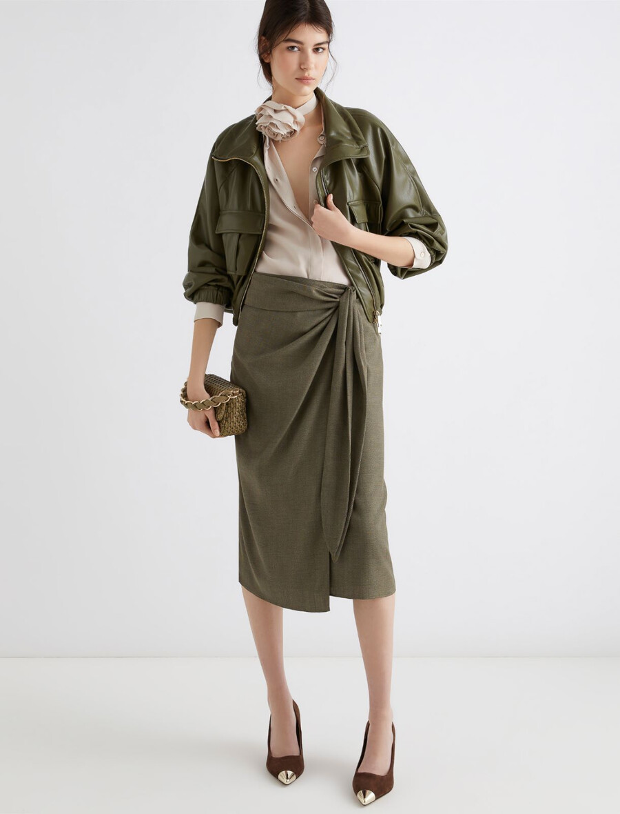 blousonjacke aus beschichtetem jersey – olive