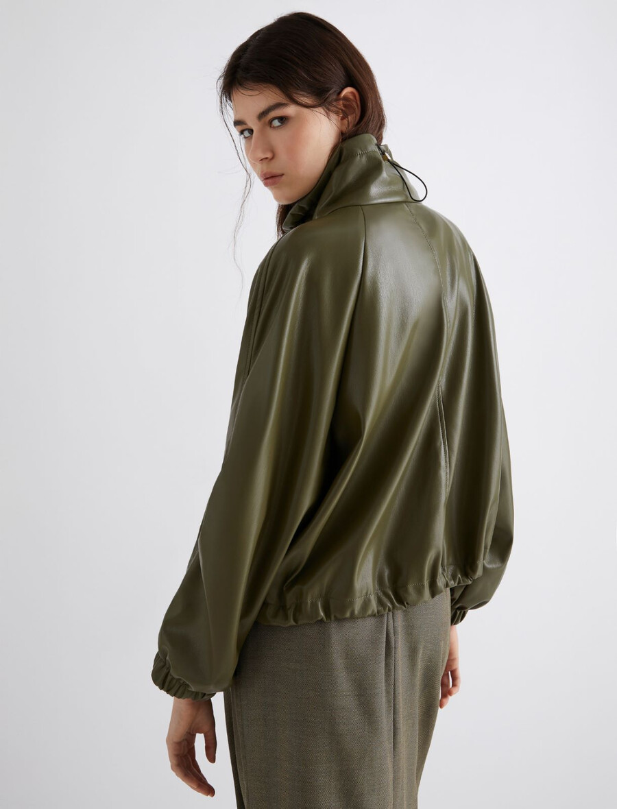 blousonjacke aus beschichtetem jersey – olive