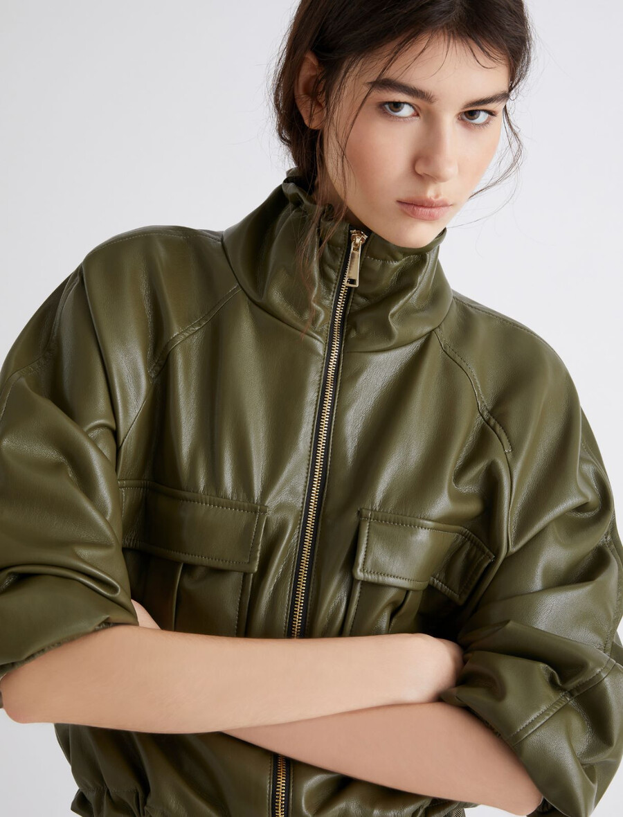 blousonjacke aus beschichtetem jersey – olive
