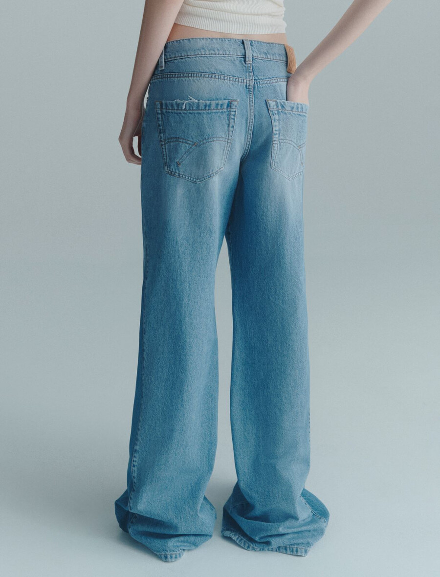 hüftig geschnittene weite jeans – hellblau