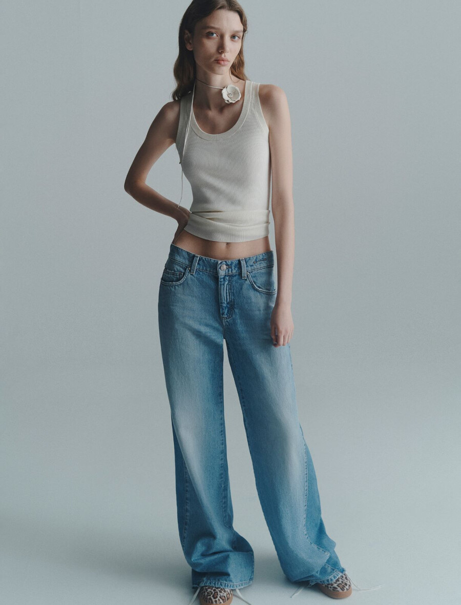 hüftig geschnittene weite jeans – hellblau