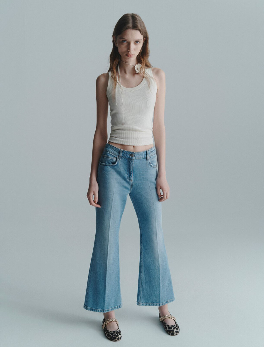 ausgestellte verkürzte jeans – hellblau