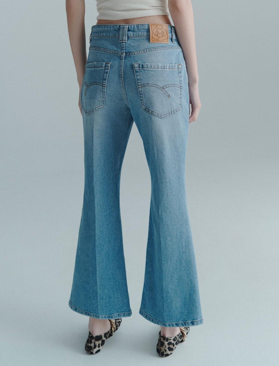ausgestellte verkürzte jeans – hellblau