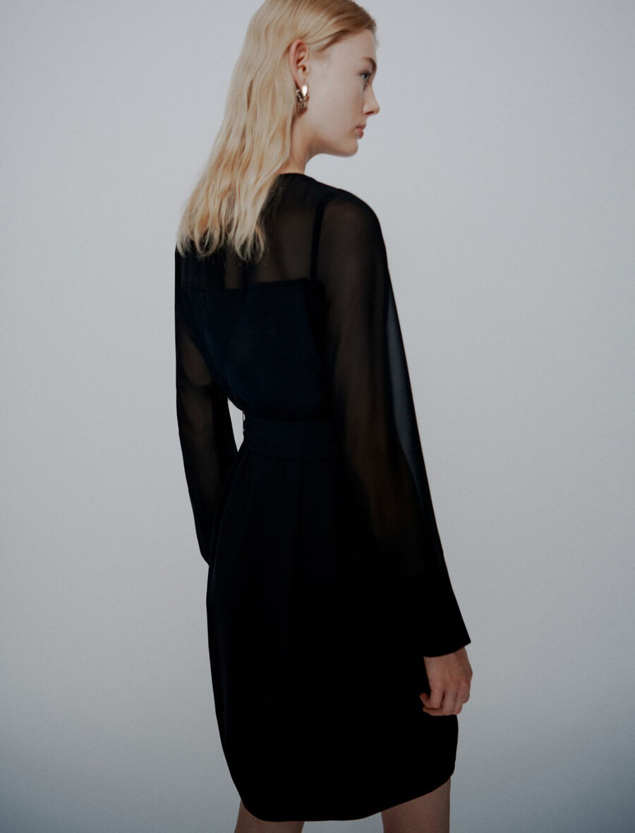 envers satin- und georgette-kleid mit gürtel – schwarz