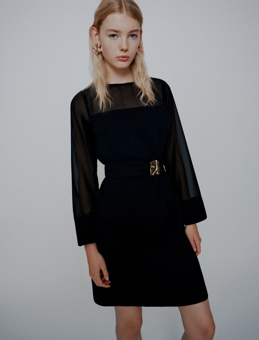 envers satin- und georgette-kleid mit gürtel – schwarz