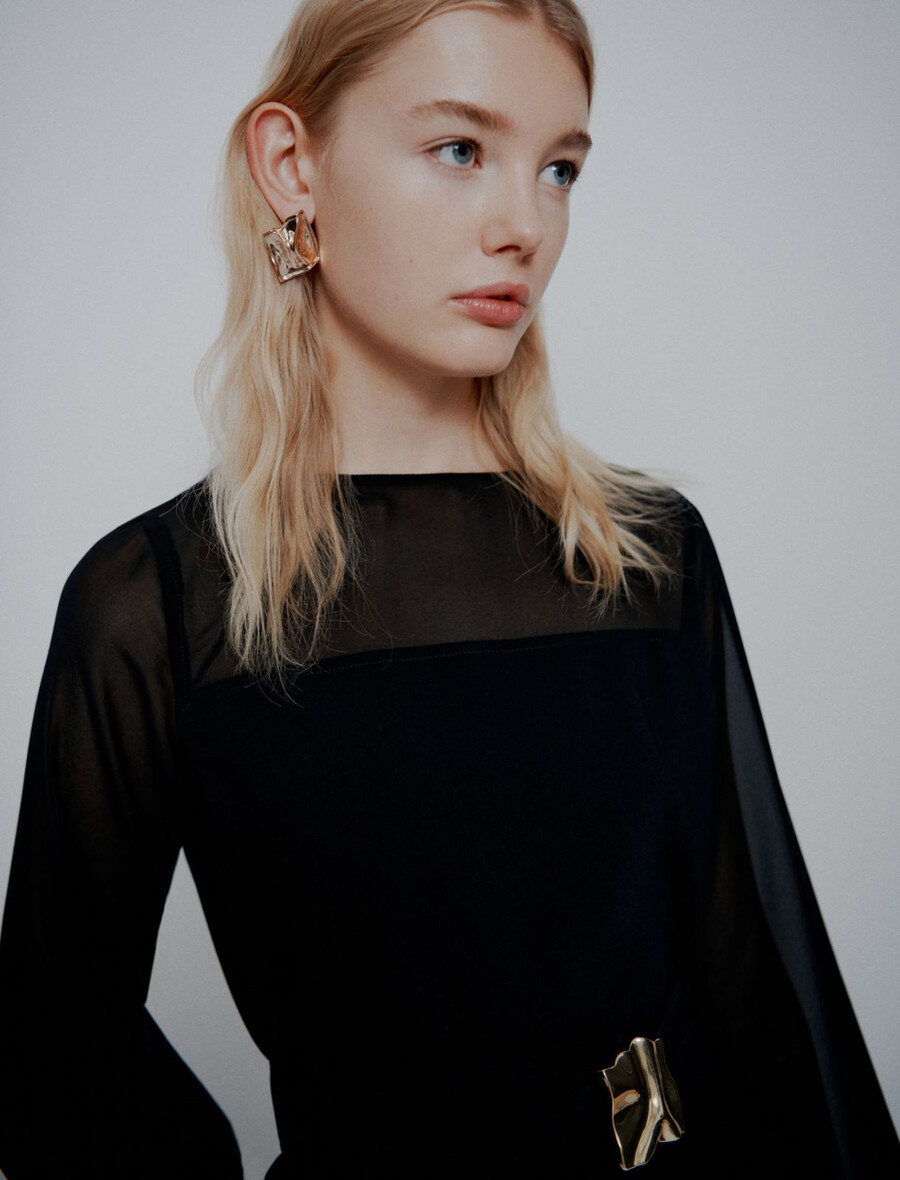 envers satin- und georgette-kleid mit gürtel – schwarz