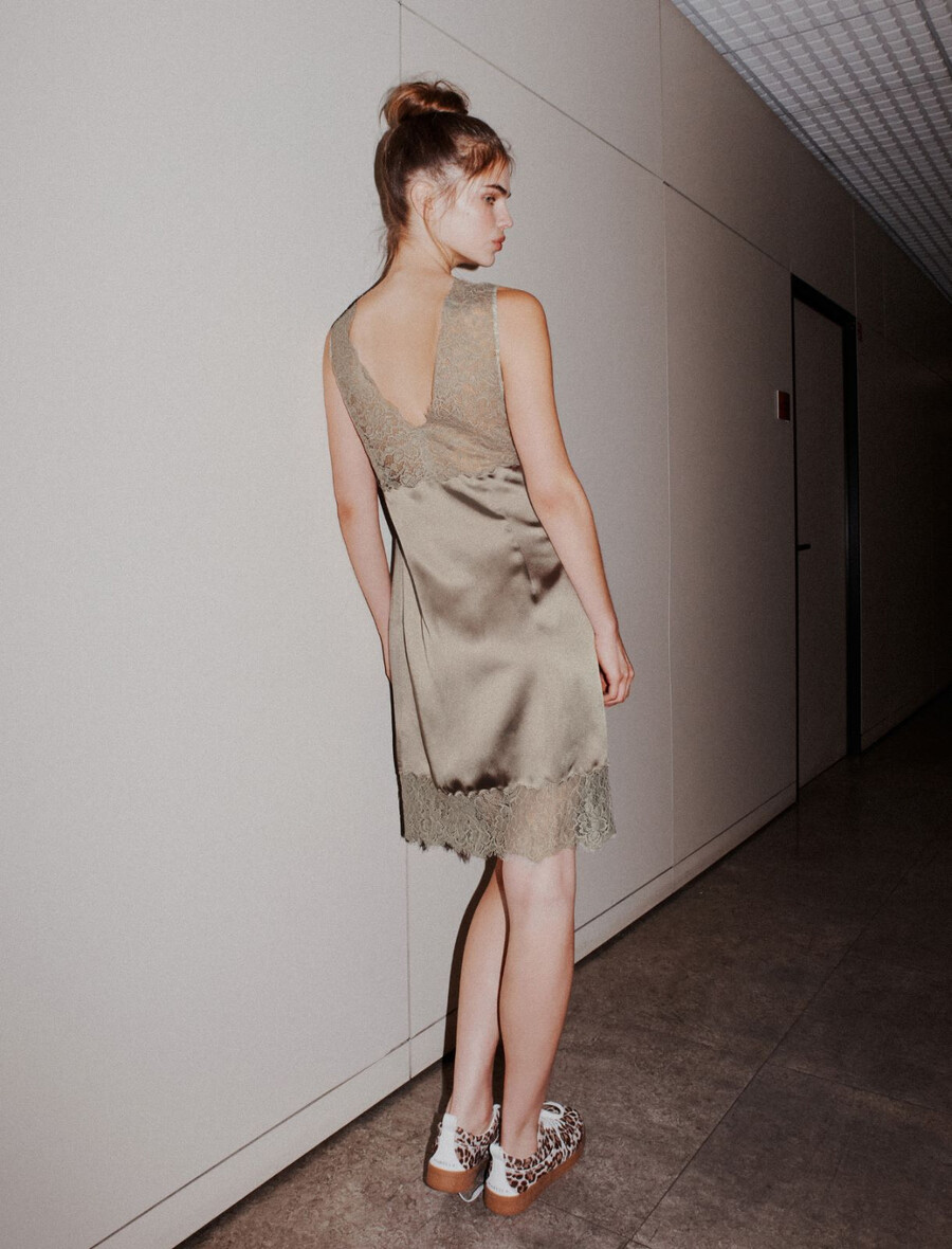 kleid mit spitzeneinsatz - hellgrau