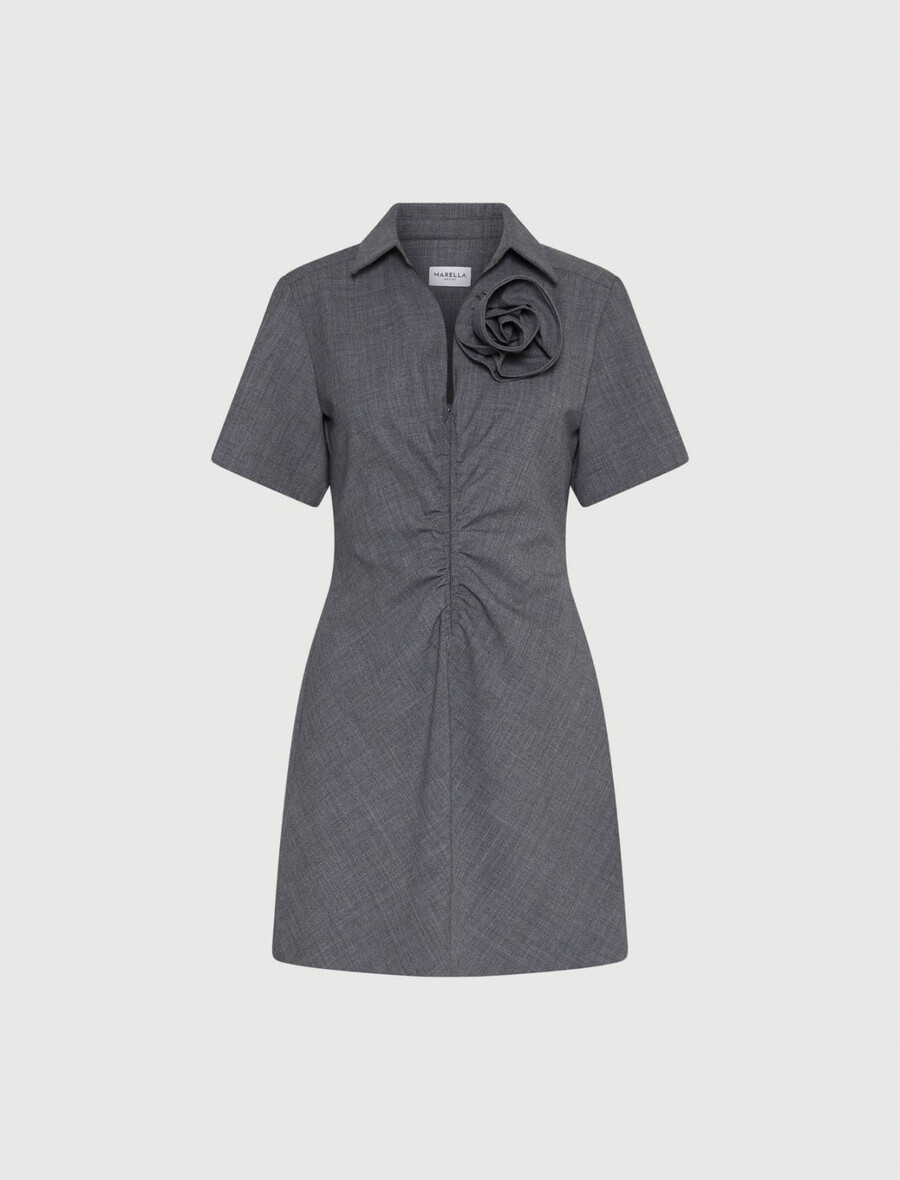 kurzes kleid mit blumenbrosche – melange grau