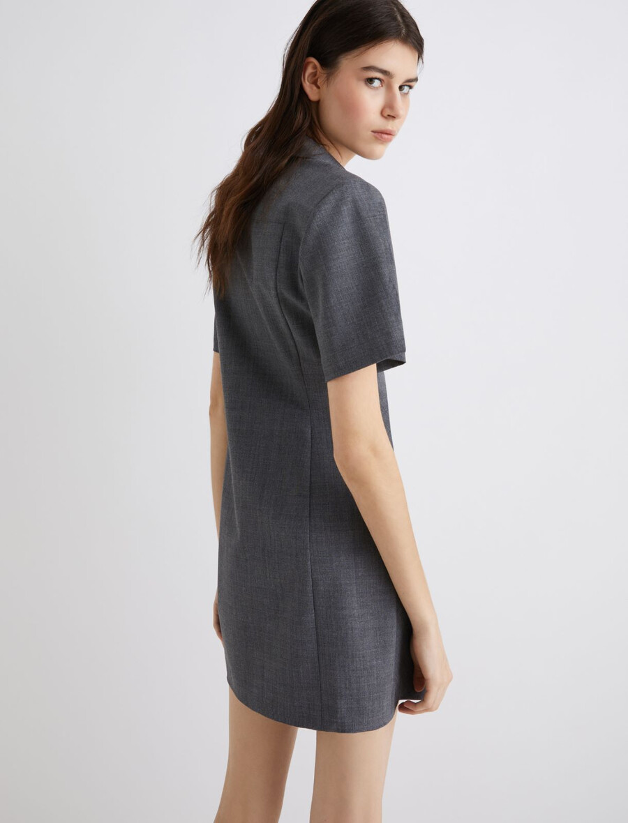 kurzes kleid mit blumenbrosche – melange grau