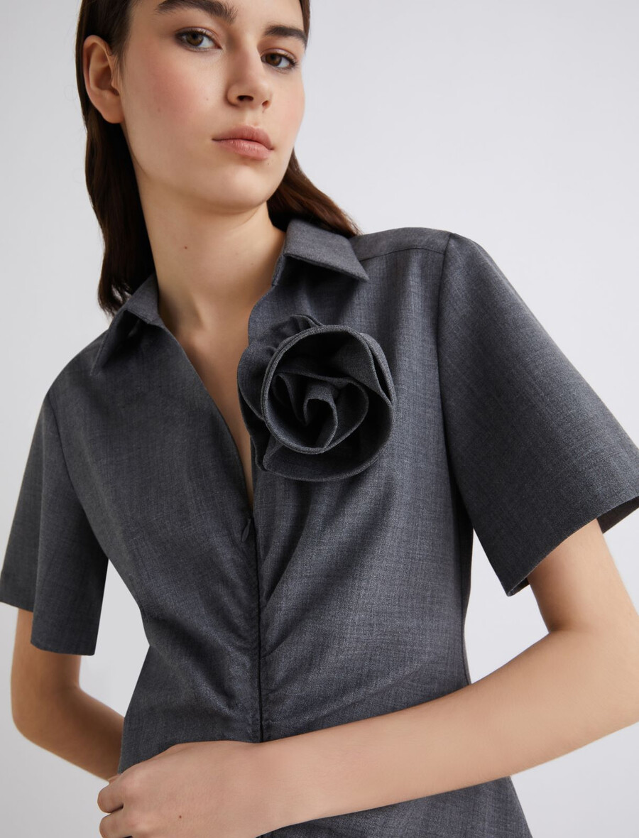 kurzes kleid mit blumenbrosche – melange grau