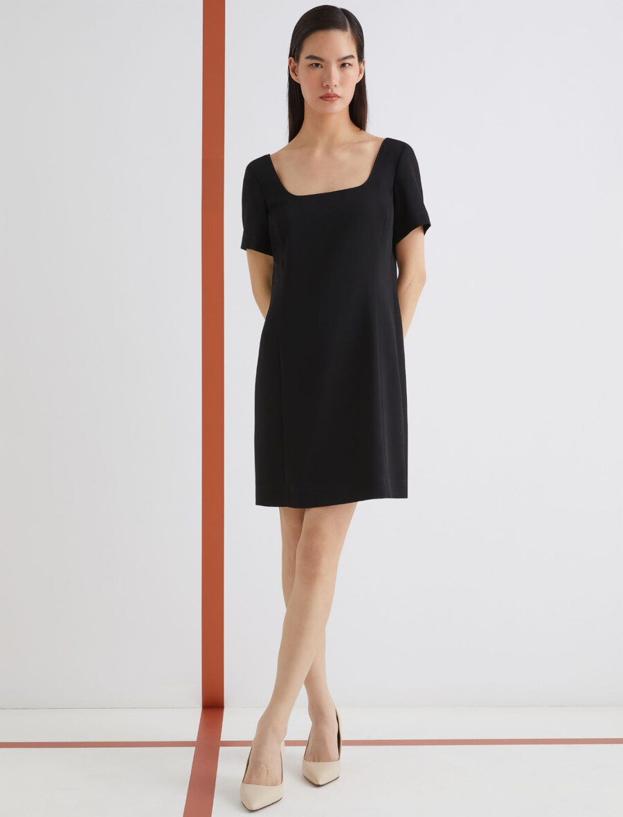 figurbetontes kleid mit ausgestelltem rock – schwarz