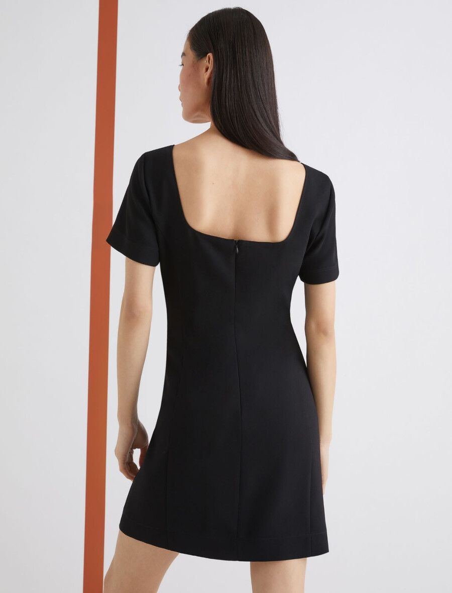 figurbetontes kleid mit ausgestelltem rock – schwarz