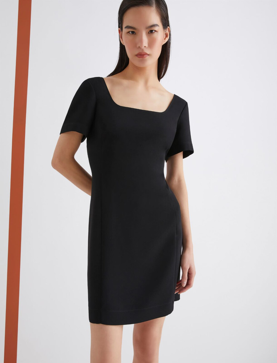 figurbetontes kleid mit ausgestelltem rock – schwarz
