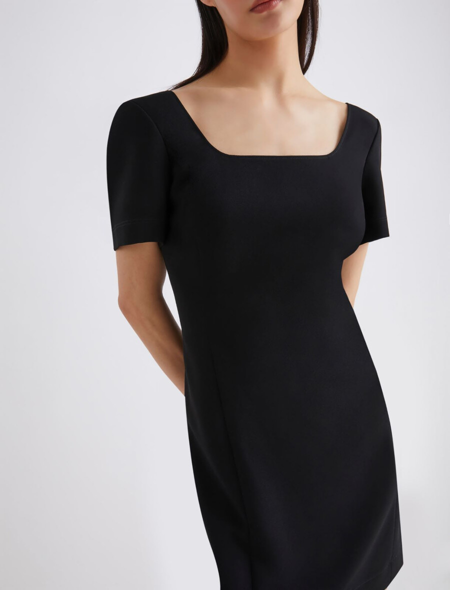figurbetontes kleid mit ausgestelltem rock – schwarz
