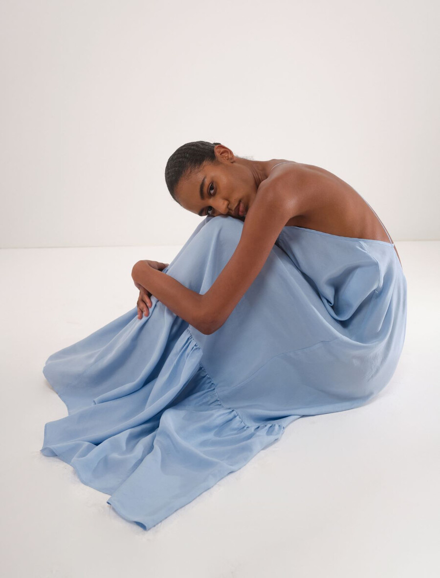 langes seidenkleid von habotai – hellblau