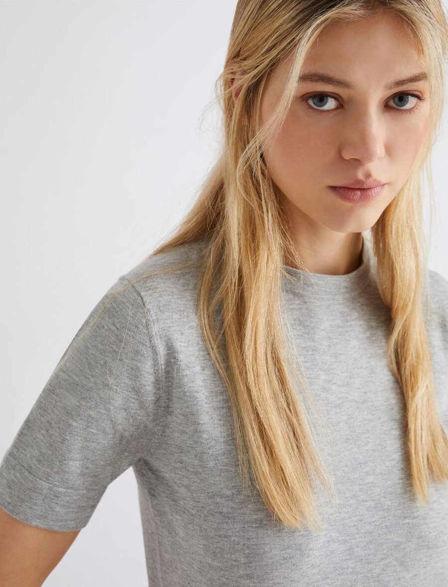 t-shirt mit abnehmbarem kragen und kristallverzierung – grau