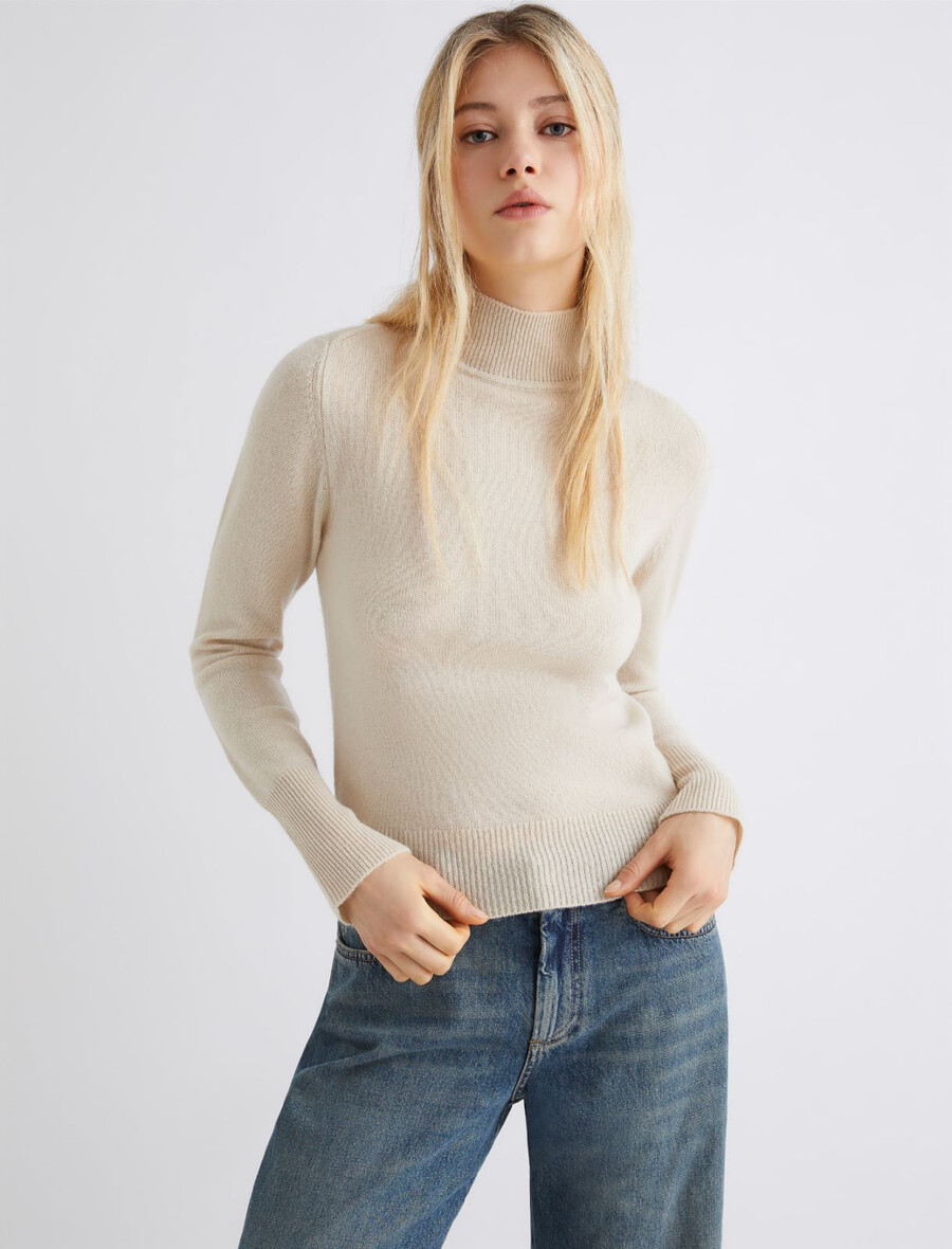 schmal geschnittener woll-kaschmir-pullover mit stehkragen – elfenbein