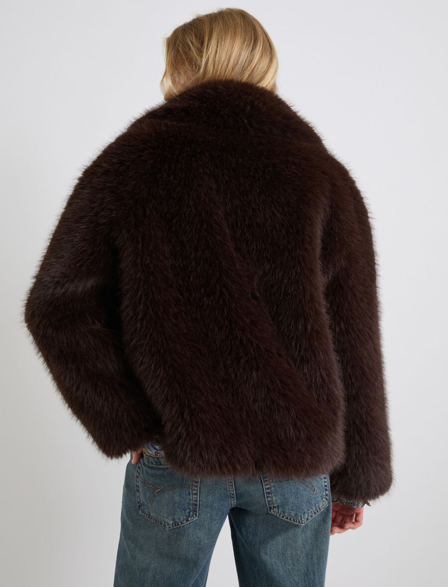 Übergroße jacke aus flauschigem stoff – schokolade