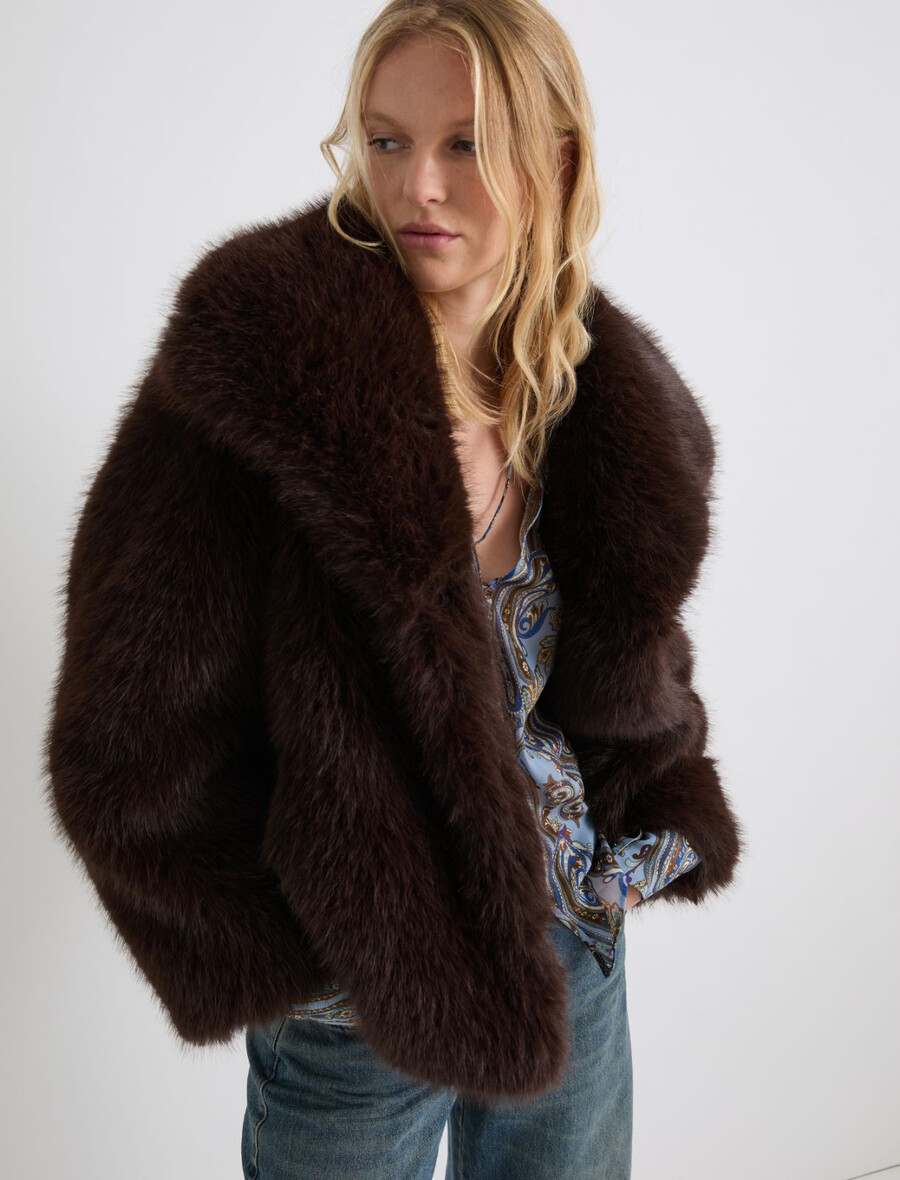 Übergroße jacke aus flauschigem stoff – schokolade