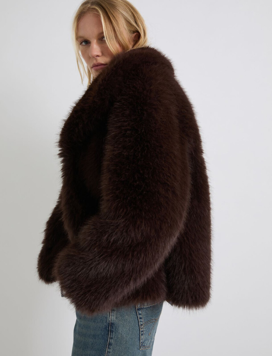 Übergroße jacke aus flauschigem stoff – schokolade