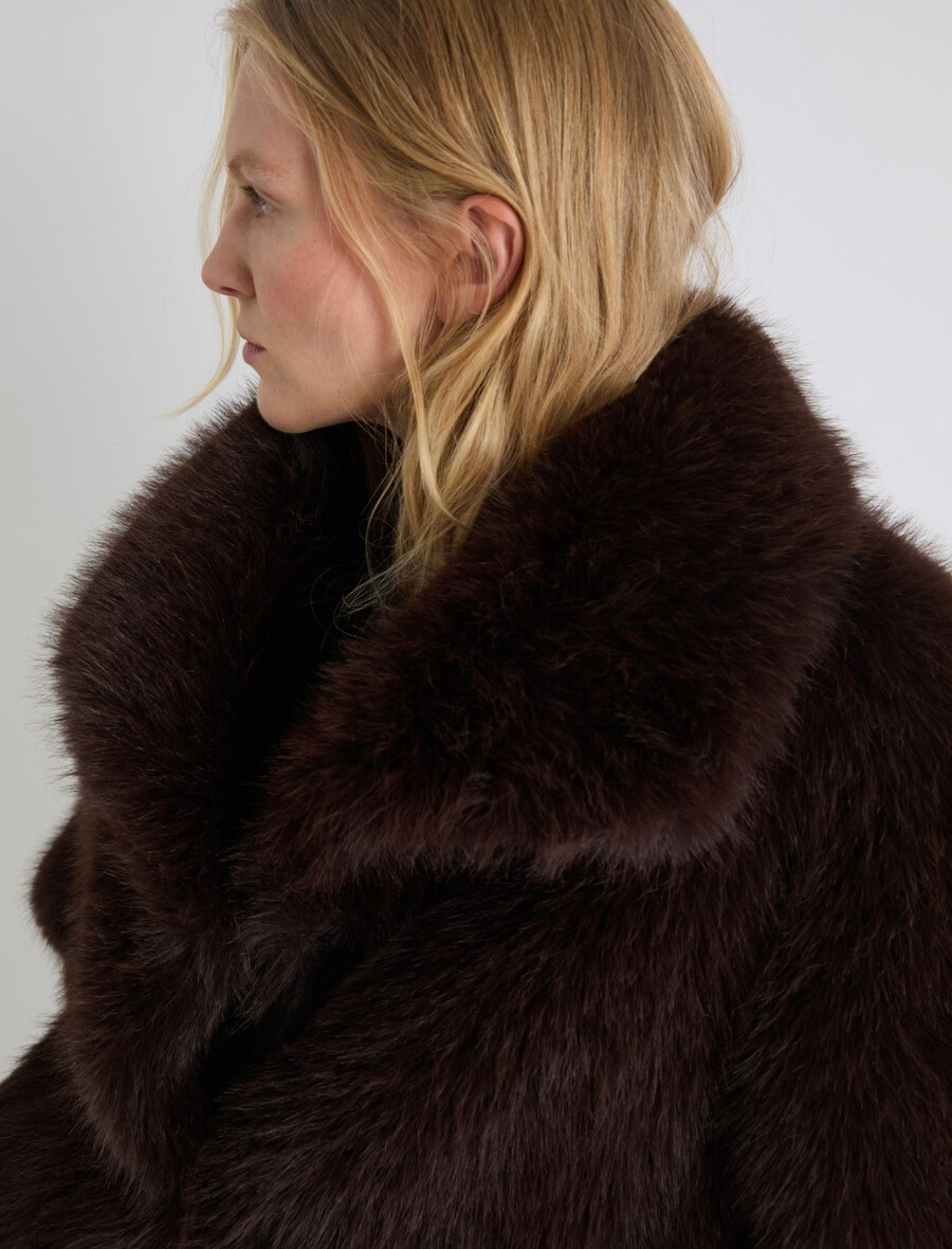 Übergroße jacke aus flauschigem stoff – schokolade