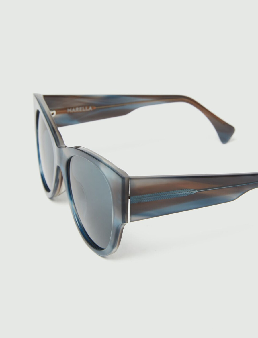 Übergroße sonnenbrille - blaue jeans