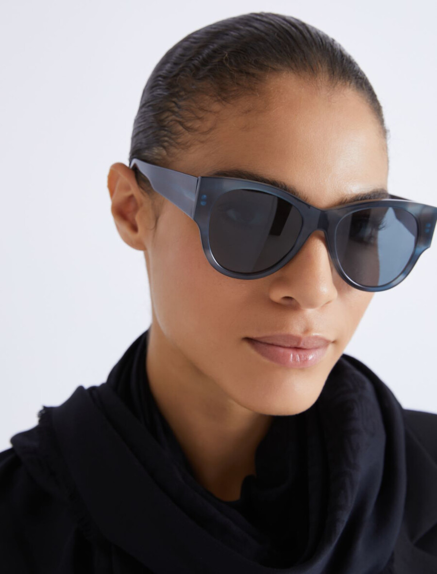 Übergroße sonnenbrille - blaue jeans