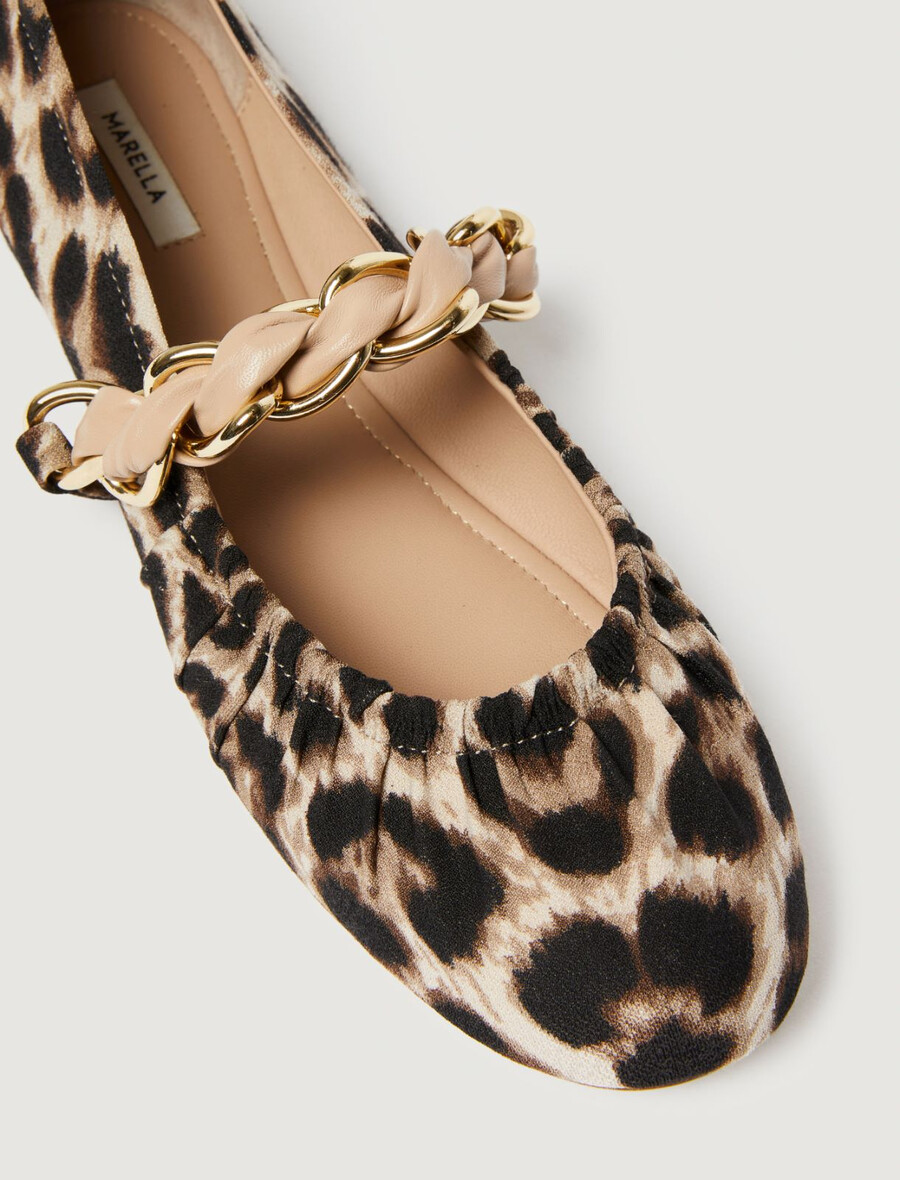 ballerinas aus stoff mit tiermuster und gewebten kettendetails – beige-schatten