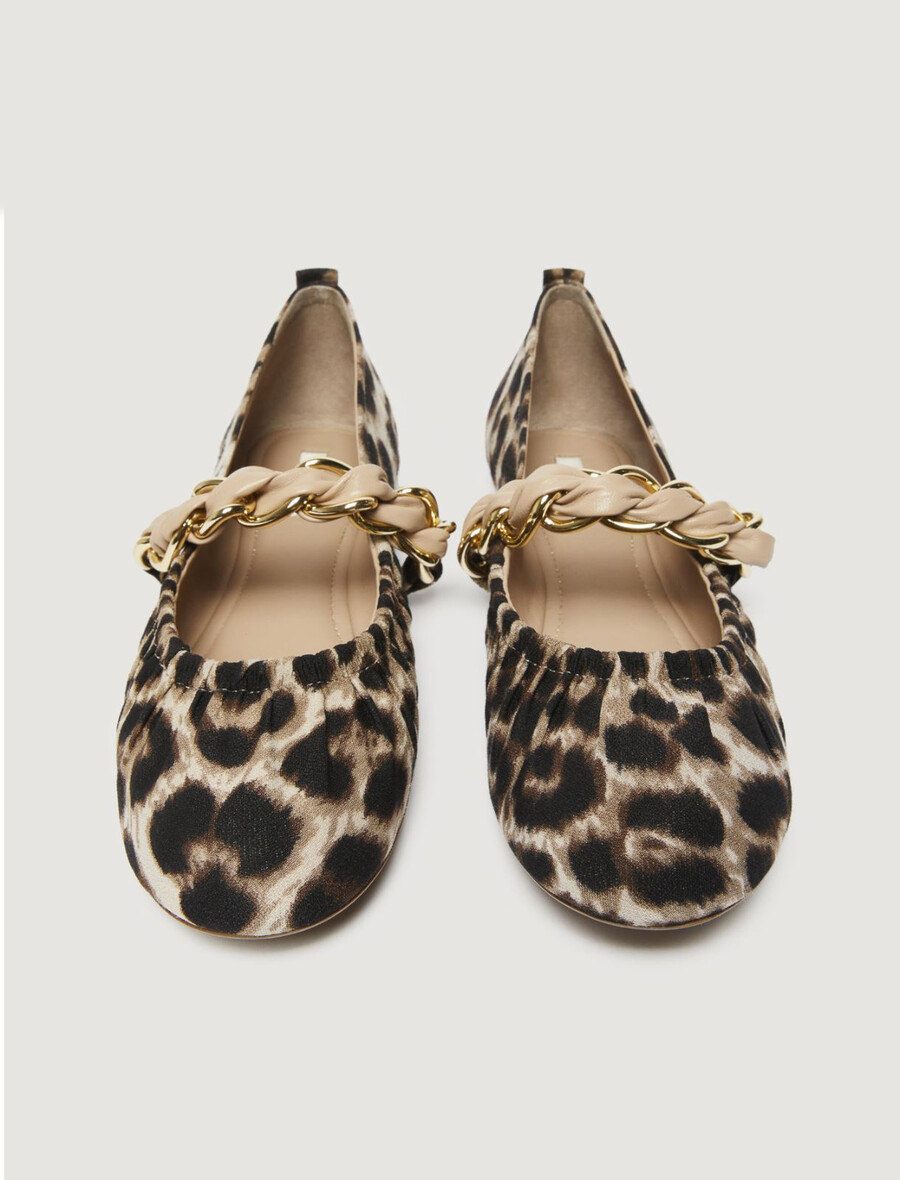 ballerinas aus stoff mit tiermuster und gewebten kettendetails – beige-schatten
