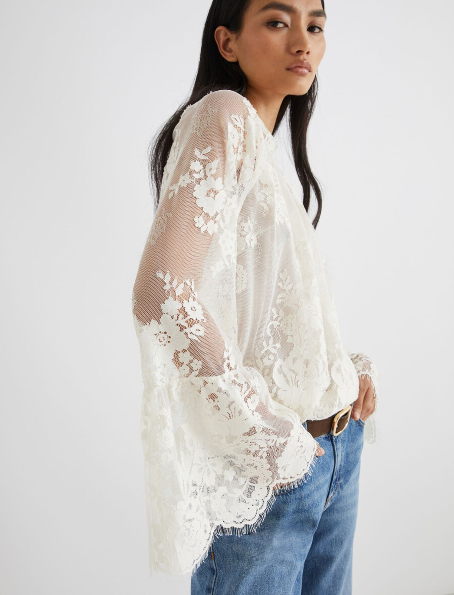 bluse mit chantilly-spitze und muschelsaum – creme