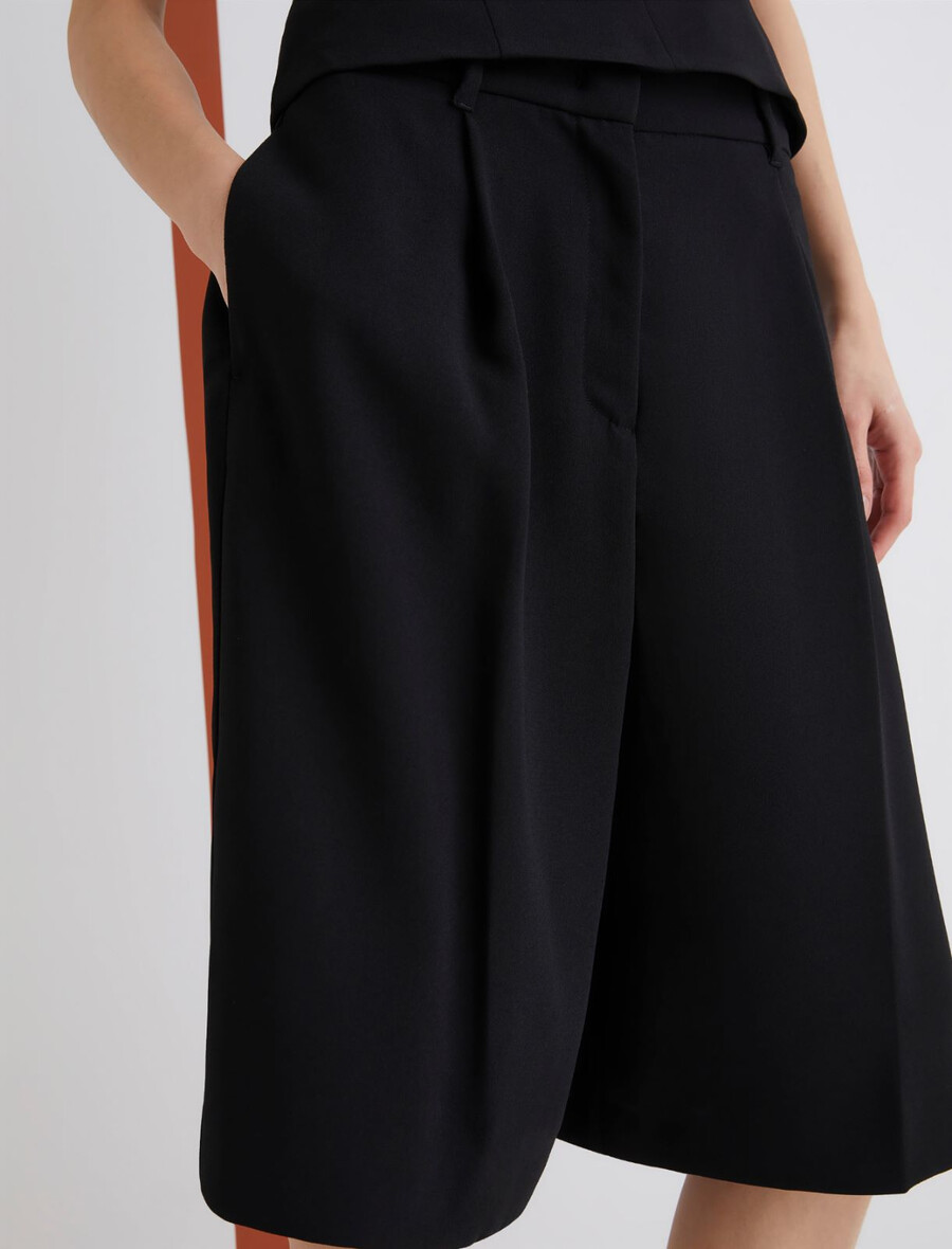abnähernde bermuda-shorts aus satin - schwarz