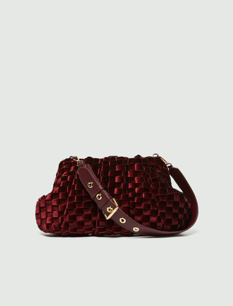 unstrukturierte clutch aus gewebtem samt – bordeaux