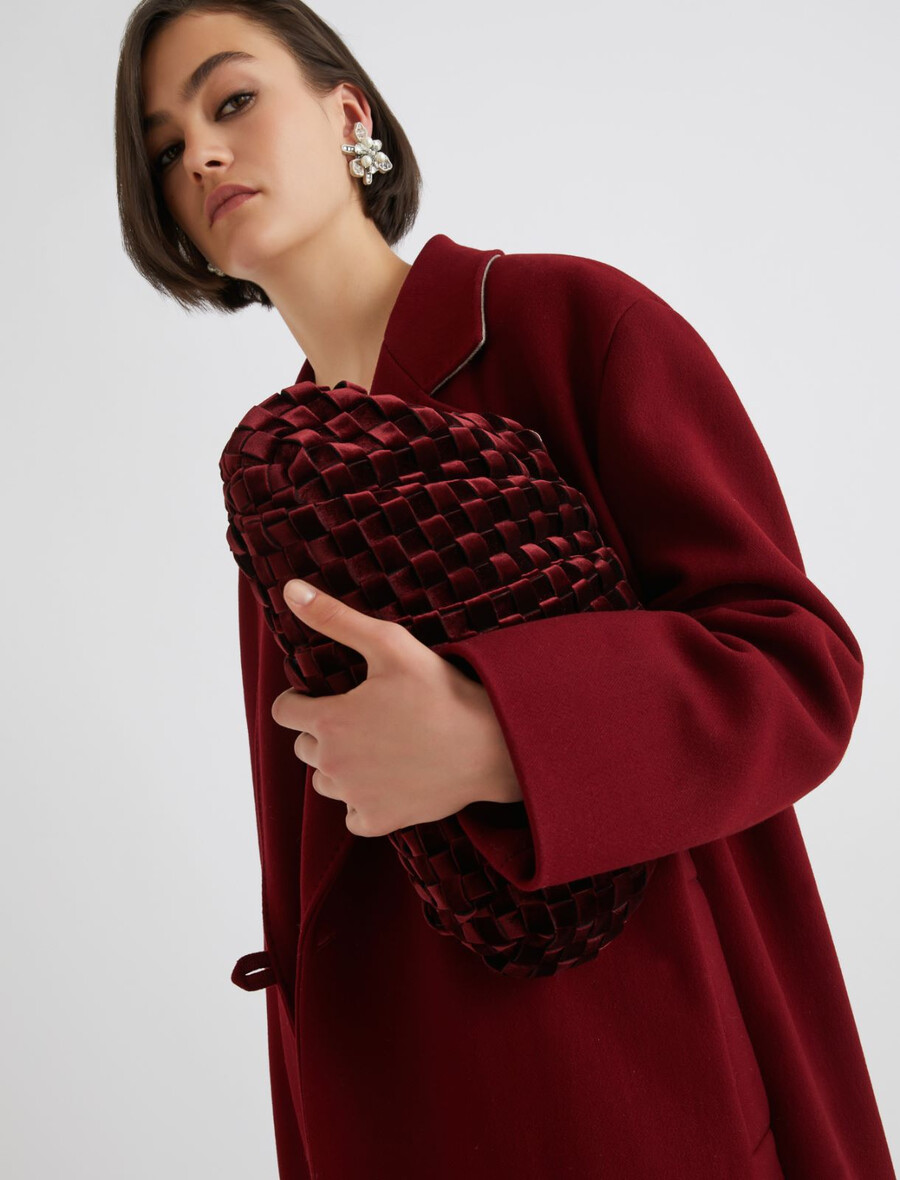 unstrukturierte clutch aus gewebtem samt – bordeaux