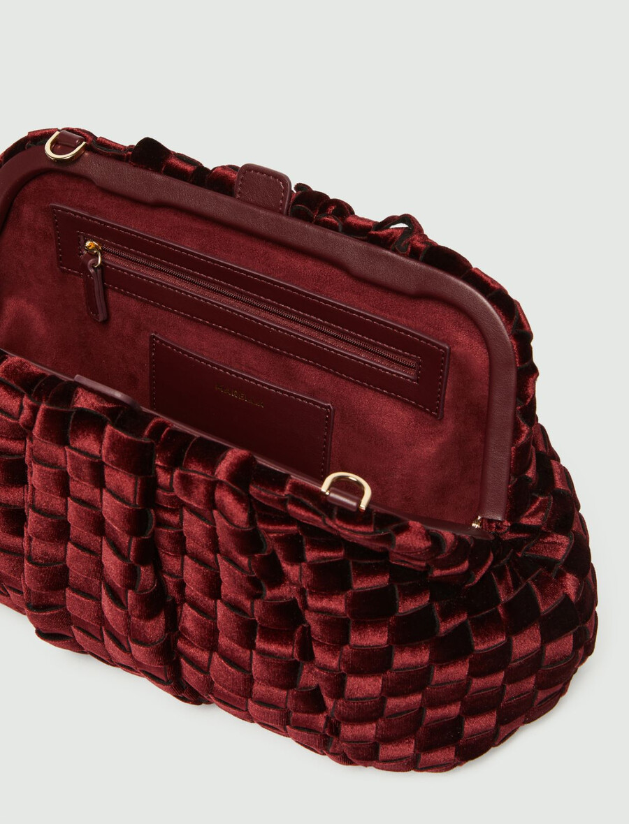 unstrukturierte clutch aus gewebtem samt – bordeaux