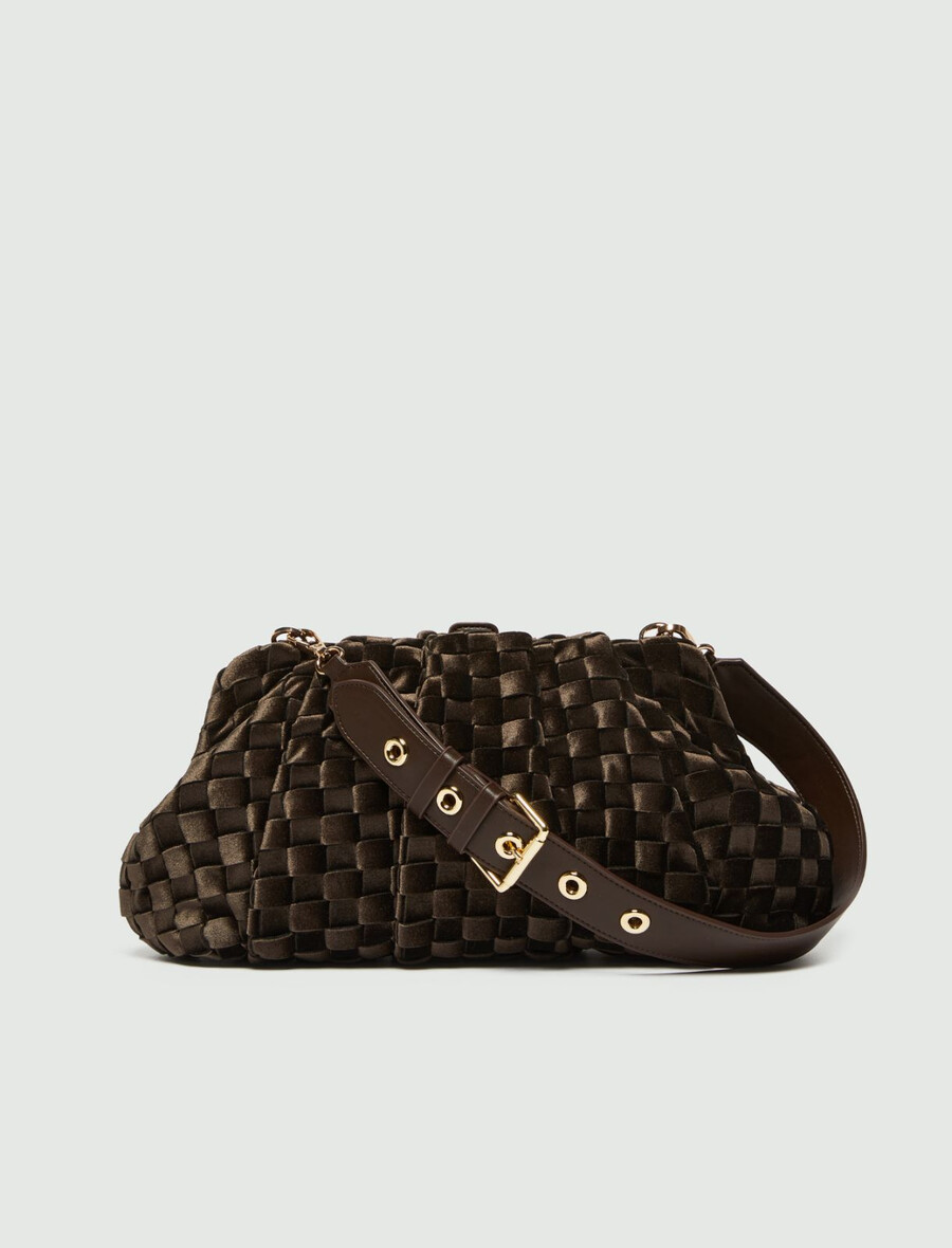 unstrukturierte clutch aus gewebtem samt – dunkelbraun