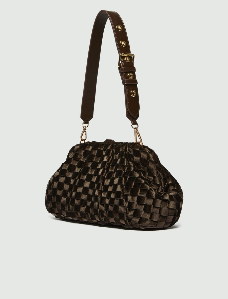 unstrukturierte clutch aus gewebtem samt – dunkelbraun