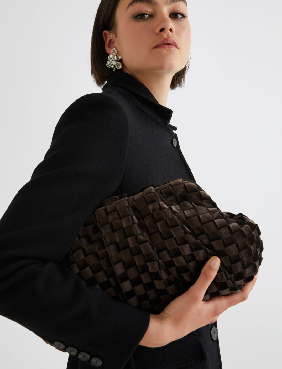 unstrukturierte clutch aus gewebtem samt – dunkelbraun