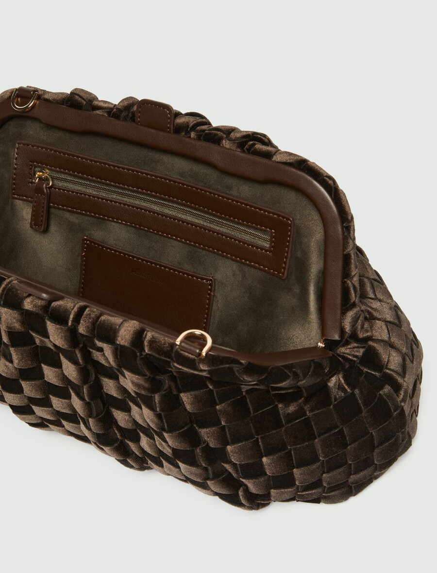 unstrukturierte clutch aus gewebtem samt – dunkelbraun