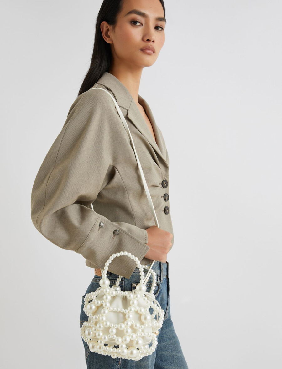 kleine beuteltasche mit kugeldetail – perlgrau