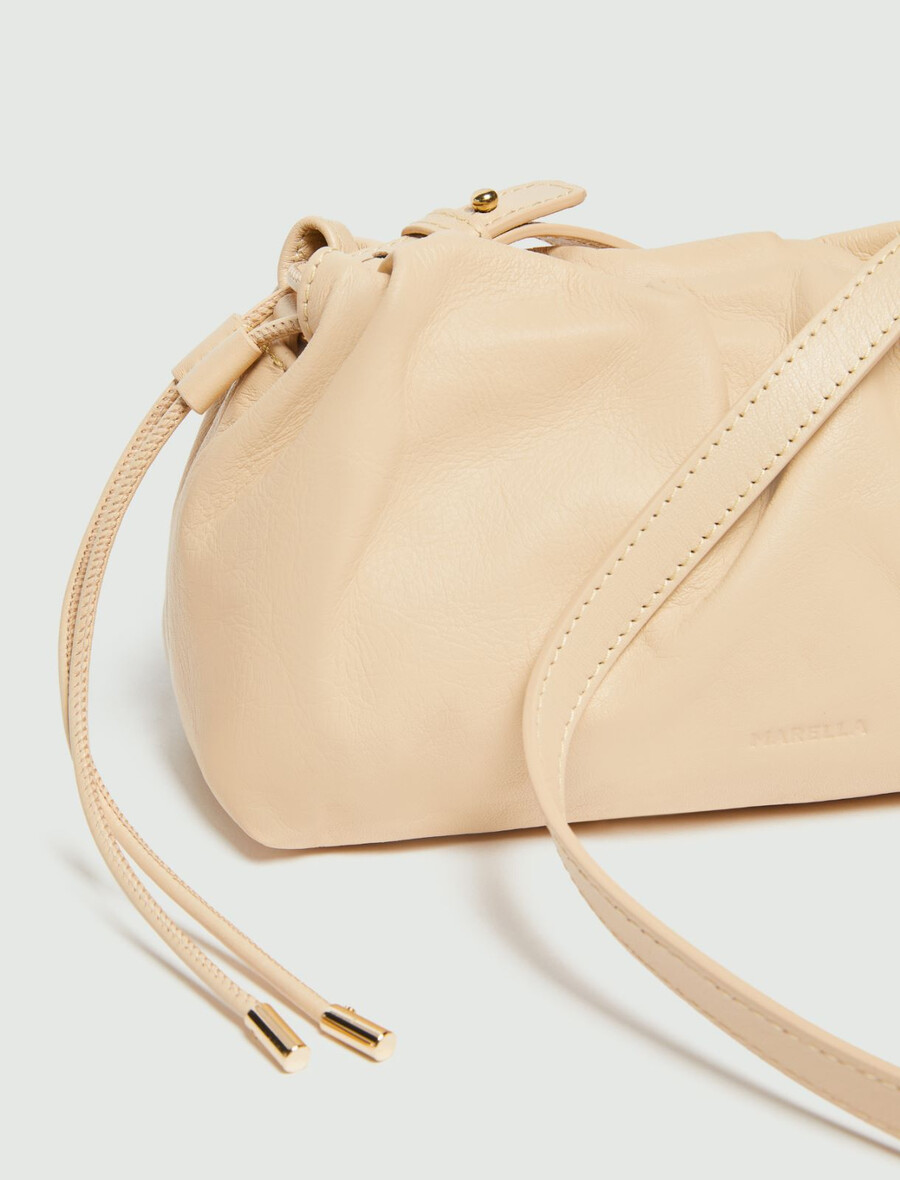 unstrukturierte tasche aus nappaleder – puder