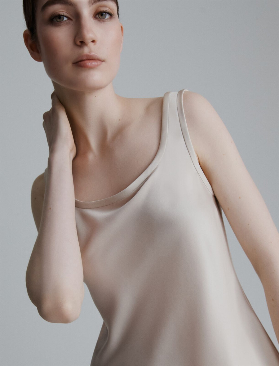 Ärmelloses satintop – creme