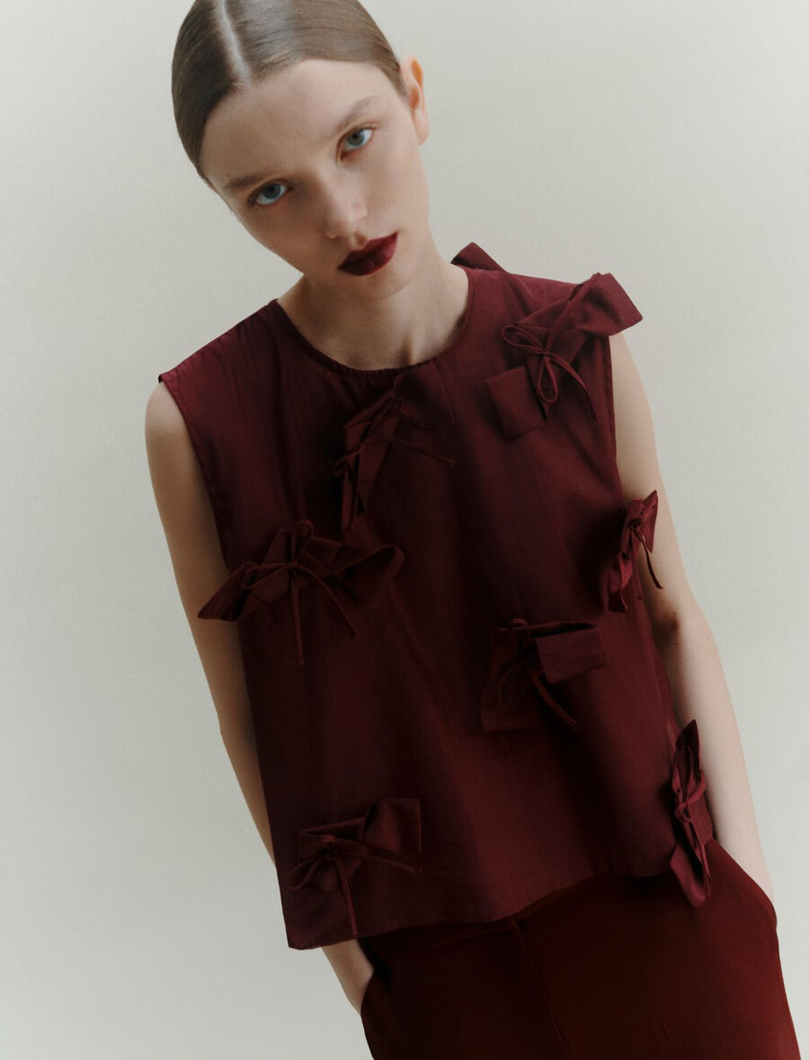 bluse mit schleifendetail – bordeaux