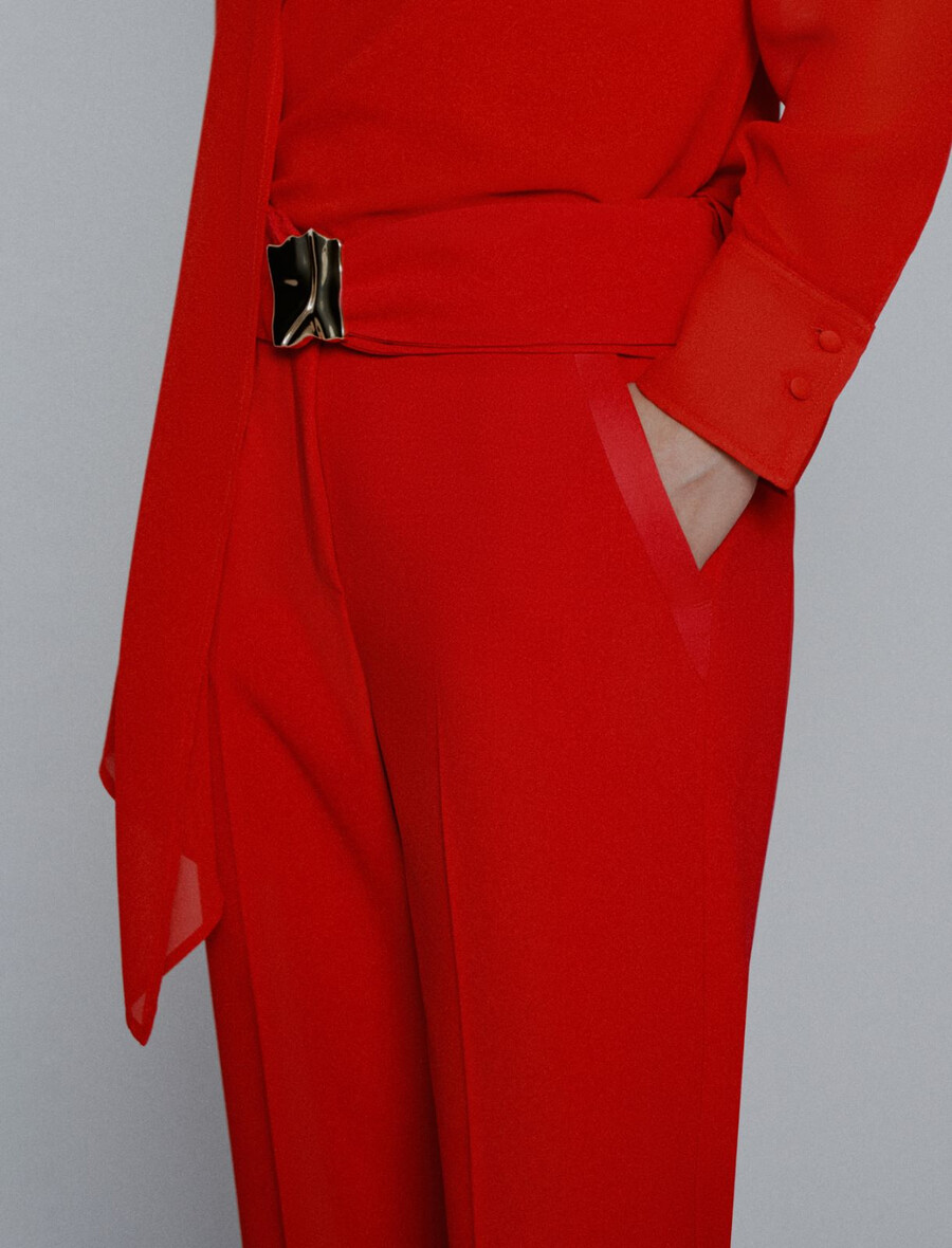 gerade geschnittene hose mit gürtel – rot