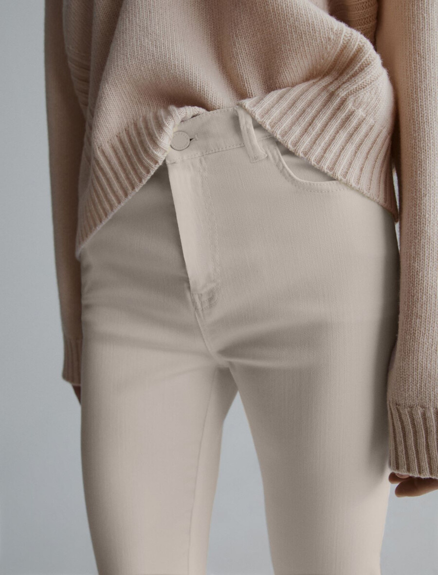 ausgestellte verkürzte jeans – creme