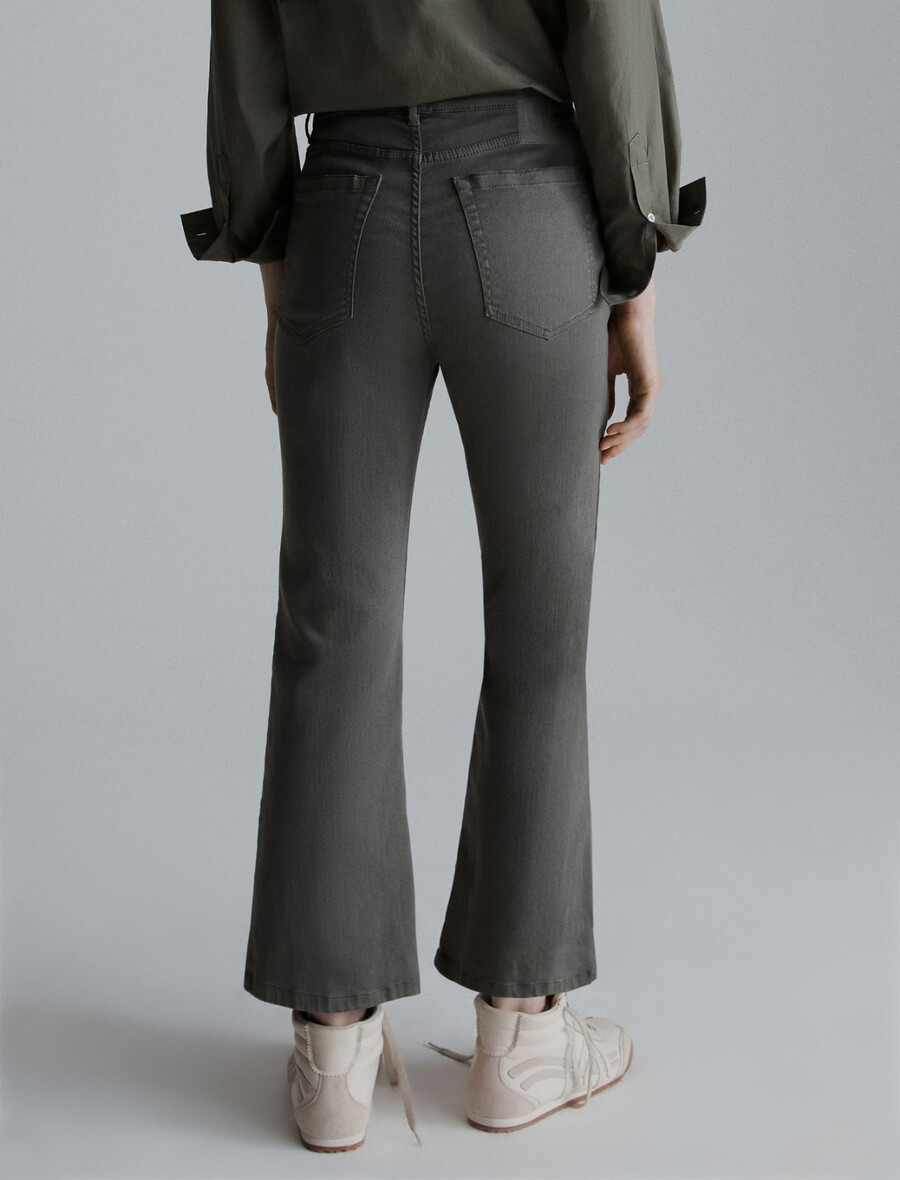 ausgestellte verkürzte jeans – olive